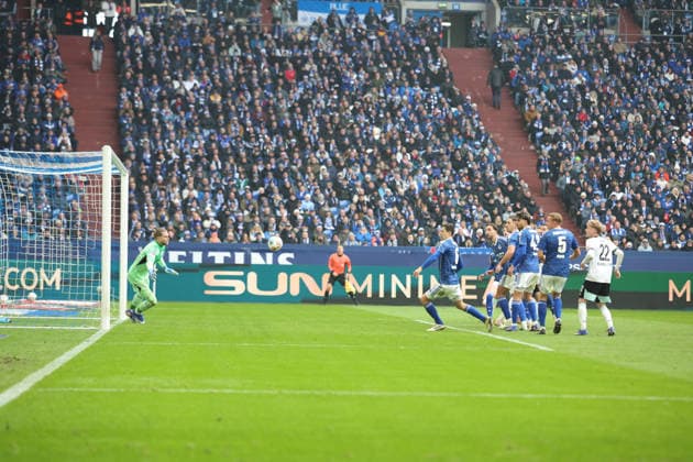 25 01 2026, xrekx, Fußball 2 Bundesliga, FC Schalke 04 1 FC Kaiserslautern v l header to 0 1 by Ivan Prtajin 1 FC Kaiserslautern Loris Karius FC Schalke 04 DFL DFB REGULATIONS PROHIBIT ANY USE OF PHOTOGRAPHS as IMAGE SEQUENCES and or QUASI VIDEO Gelsenkirchen