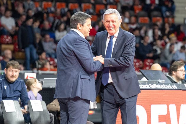 Head coach Svetislav Persic FC Bayern Basketball welcomes head coach Sasa Filipovski Fitness First Wuerzburg Baskets , warmly, FC Bayern Basketball vs Fitness First Wuerzburg Baskets, BBL, main round, 25 01 2026 Munich Bavaria Germany Copyright: xkolbert-press UlrichxGamelx