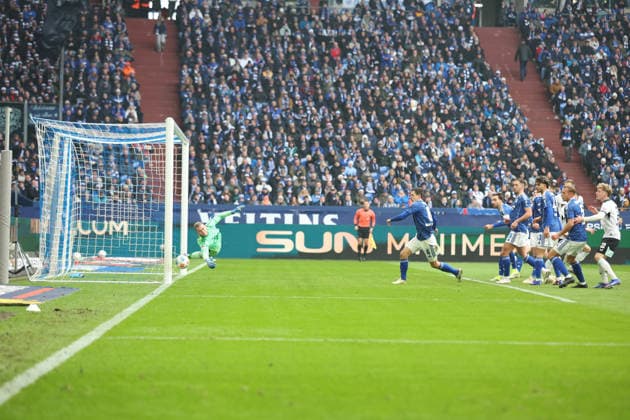 25 01 2026, xrekx, Fußball 2 Bundesliga, FC Schalke 04 1 FC Kaiserslautern v l header to 0 1 by Ivan Prtajin 1 FC Kaiserslautern Loris Karius FC Schalke 04 DFL DFB REGULATIONS PROHIBIT ANY USE OF PHOTOGRAPHS as IMAGE SEQUENCES and or QUASI VIDEO Gelsenkirchen