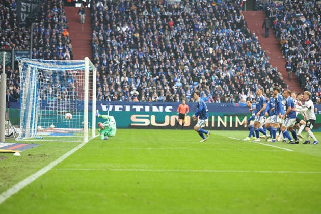 25 01 2026, xrekx, Fußball 2 Bundesliga, FC Schalke 04 1 FC Kaiserslautern v l header to 0 1 by Ivan Prtajin 1 FC Kaiserslautern Loris Karius FC Schalke 04 DFL DFB REGULATIONS PROHIBIT ANY USE OF PHOTOGRAPHS as IMAGE SEQUENCES and or QUASI VIDEO Gelsenkirchen