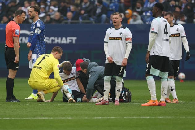 2 Bundesliga FC Schalke 04 1 FC Kaiserslautern on 25 01 2026 at the Veltins Arena in Schalke Fabian Kunze Kaiserslautern 6 Injured, injury, pain , Goalkeeper Julian Krahl Kaiserslautern 1 consoles MH