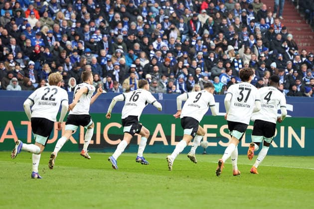 25 01 2026, xrekx, Fußball 2 Bundesliga, FC Schalke 04 1 FC Kaiserslautern v l Torjubel nach dem Tor zum celebrating the goal celebrate 0 1 durch Ivan Prtajin 1 FC Kaiserslautern DFL DFB REGULATIONS PROHIBIT ANY USE OF PHOTOGRAPHS as IMAGE SEQUENCES and or QUASI VIDEO Gelsenkirchen