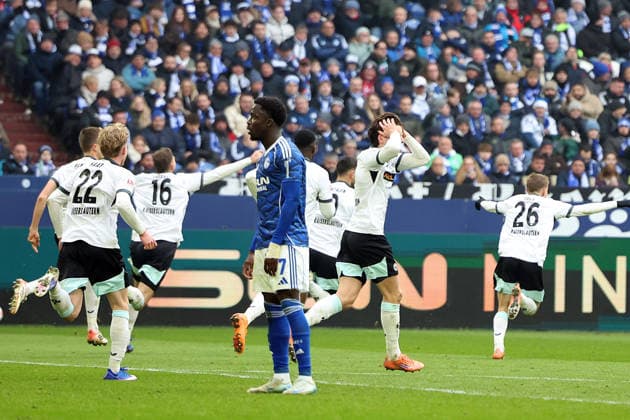 25 01 2026, xrekx, Fußball 2 Bundesliga, FC Schalke 04 1 FC Kaiserslautern v l Torjubel nach dem Tor zum celebrating the goal celebrate 0 1 durch Ivan Prtajin 1 FC Kaiserslautern Leon Robinson 1 FC Kaiserslautern kann es nicht fassen DFL DFB REGULATIONS PROHIBIT ANY USE OF PHOTOGRAPHS as IMAGE SEQUENCES and or QUASI VIDEO Gelsenkirchen