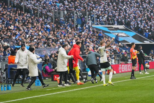 Germany Soccer 2 Bundesliga, Season 2025 26, Matchday 19 FC Schalke 04 vs 1 FC Kaiserslautern, 25 01 2026, Veltins Arena Gelsenkirchen, Nordrhein Westfalen Cheering Emotions Joy of the coaches bench about the 1 0 goal of Ivan Prtajin 1 FC Kaiserslautern, 9 Copyright: xLeonxFrickx