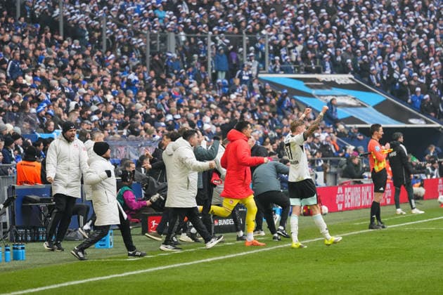 Germany Soccer 2 Bundesliga, Season 2025 26, Matchday 19 FC Schalke 04 vs 1 FC Kaiserslautern, 25 01 2026, Veltins Arena Gelsenkirchen, Nordrhein Westfalen Cheering Emotions Joy of the coaches bench about the 1 0 goal of Ivan Prtajin 1 FC Kaiserslautern, 9 Copyright: xLeonxFrickx