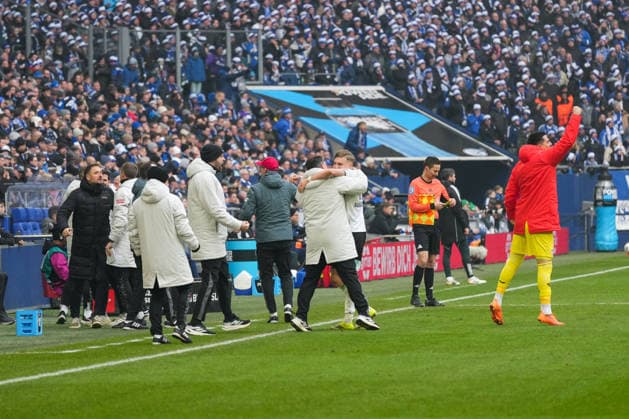 Germany Soccer 2 Bundesliga, Season 2025 26, Matchday 19 FC Schalke 04 vs 1 FC Kaiserslautern, 25 01 2026, Veltins Arena Gelsenkirchen, Nordrhein Westfalen Cheering Emotions Joy of the coaches bench about the 1 0 goal of Ivan Prtajin 1 FC Kaiserslautern, 9 Copyright: xLeonxFrickx