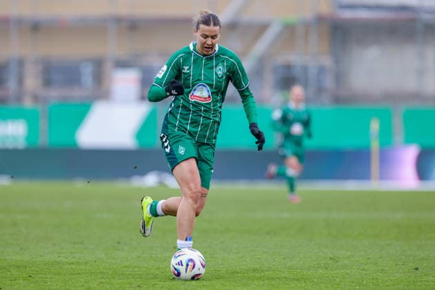 Larissa Mühlhaus SV Werder Bremen, 7 on the ball, cropped, single image, full body, action, action, game scene, THE DFB REGULATIONS PROHIBIT ANY USE OF PHOTOGRAPHS AS IMAGE SEQUENCES AND OR QUASI VIDEO , 25 01 2026, , Football, Google Pixel Womens Bundesliga, SV Werder Bremen 1 FC Nürnberg xobx