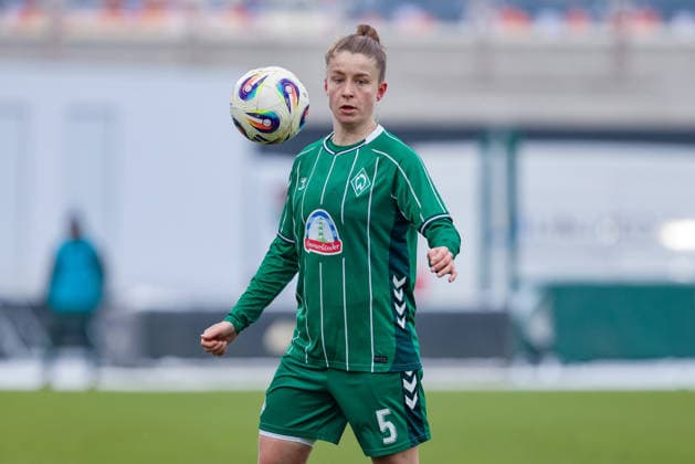 Michelle Ulbrich SV Werder Bremen, 5 on the ball, single image, full body, action, action scene, portrait, close-up, single photo, single image, THE DFB REGULATIONS PROHIBIT ANY USE OF PHOTOGRAPHS AS IMAGE SEQUENCES AND OR QUASI VIDEO , 25 01 2026, , Football, Google Pixel Womens Bundesliga, SV Werder Bremen 1 FC Nürnberg xobx