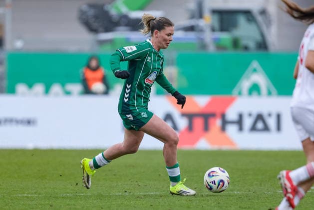 Juliane Wirtz SV Werder Bremen, 28 on the ball, single image, full body, action, action, match scene, THE DFB REGULATIONS PROHIBIT ANY USE OF PHOTOGRAPHS AS IMAGE SEQUENCES AND OR QUASI VIDEO , 25 01 2026, , Football, Google Pixel Womens Bundesliga, SV Werder Bremen 1 FC Nürnberg xobx
