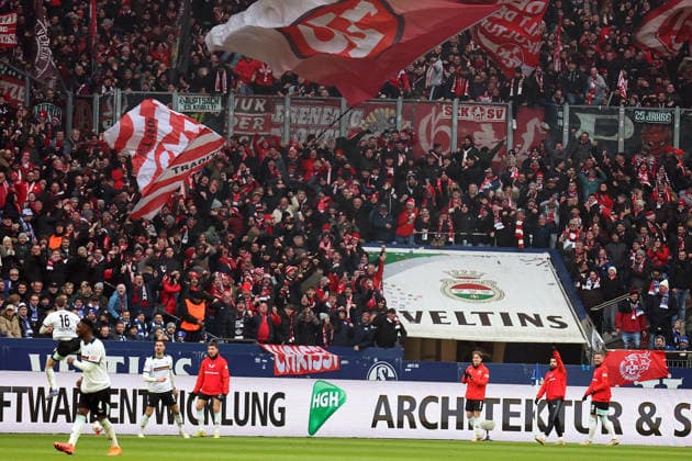 25 01 2026, xrekx, Fußball 2 Bundesliga, FC Schalke 04 1 FC Kaiserslautern v l Torjubel nach dem Tor zum celebrating the goal celebrate 0 1 durch Ivan Prtajin 1 FC Kaiserslautern mit Atanas Chernev 1 FC Kaiserslautern DFL DFB REGULATIONS PROHIBIT ANY USE OF PHOTOGRAPHS as IMAGE SEQUENCES and or QUASI VIDEO Gelsenkirchen