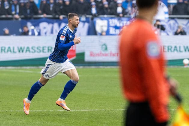 2 Fußball Bundesliga FC Schalke 04 1 FC Kaiserslautern 25 01 2026 Edin Dzeko FC Schalke 04, 10 , Debut for FC Schalke 04 2 Fußball Bundesliga FC Schalke 04 1 FC Kaiserslautern Veltins Arena, Gelsenkirchen 25 01 2026 DFL regulations prohibit any use of photographs as image sequences and or quasi video Copyright: xBEAUTIFULxSPORTS Buriakovx