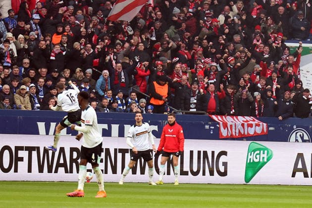 25 01 2026, xrekx, Fußball 2 Bundesliga, FC Schalke 04 1 FC Kaiserslautern v l Torjubel nach dem Tor zum celebrating the goal celebrate 0 1 durch Ivan Prtajin 1 FC Kaiserslautern mit Atanas Chernev 1 FC Kaiserslautern DFL DFB REGULATIONS PROHIBIT ANY USE OF PHOTOGRAPHS as IMAGE SEQUENCES and or QUASI VIDEO Gelsenkirchen