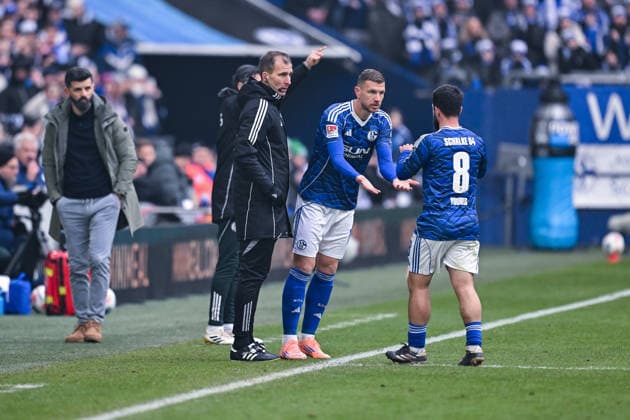 25 01 2026, Football, 2 Bundesliga, Season 2025 2026, Matchday 19, FC Schalke 04 1 FC Kaiserslautern, Edin Džeko Dzeko FC Schalke 04 is substituted for Amin Younes FC Schalke 04 xRHR PHOTO YYx Copyright: KROEGER RHR-FOTOx RHR-FOTO YY