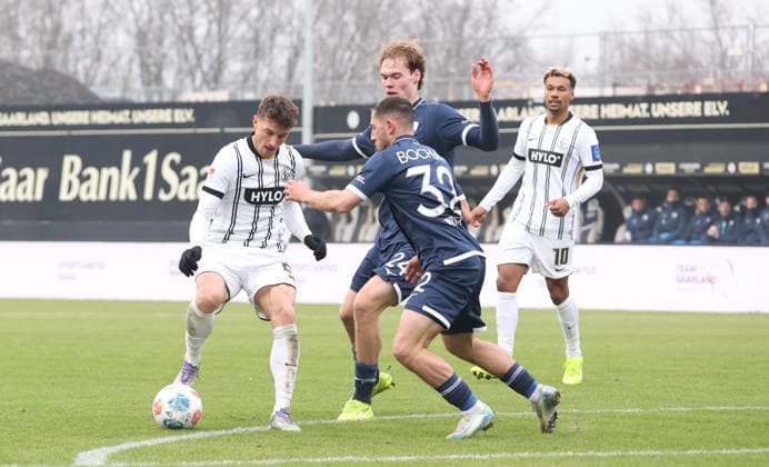 25 01 2026, Football, Men, 2 Bundesliga, Season 2025 2026, SV 07 Elversberg VfL Bochum 1848, Lukas Petkov SV 07 Elversberg Mats Pannewig VfL Bochum 1848 Maximilian Wittek VfL Bochum 1848 Elversberg Ursapharm Arena an der Kaiserlinde Saarland Germany DEU Copyright: xSebastianxBachx