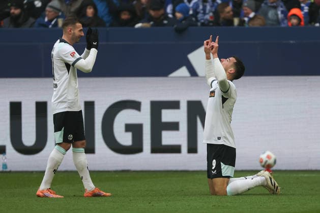 2 Bundesliga FC Schalke 04 1 FC Kaiserslautern on 25 01 2026 at the Veltins Arena in Schalke Cheering, goal celebration, goal scorer, goal scorer Ivan Prtajin Kaiserslautern 9 celebrates with the team after his goal for 0 to 1 MH
