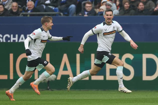 2 Bundesliga FC Schalke 04 1 FC Kaiserslautern on 25 01 2026 at the Veltins Arena in Schalke Cheering, goal celebration, goal scorer, goal scorer Ivan Prtajin Kaiserslautern 9 celebrates with the team after his goal for 0 to 1 MH