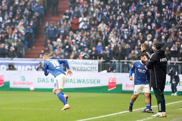 25 01 2026, xrekx, Soccer 2 Bundesliga, FC Schalke 04 1 FC Kaiserslautern v l Substitution Edin Dzeko FC Schalke 04 DFL DFB REGULATIONS PROHIBIT ANY USE OF PHOTOGRAPHS as IMAGE SEQUENCES and or QUASI VIDEO Gelsenkirchen