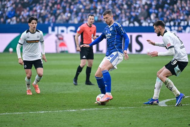 25 01 2026, Football, 2 Bundesliga, Season 2025 2026, Matchday 19, FC Schalke 04 1 FC Kaiserslautern, Edin Džeko Dzeko FC Schalke 04 with the heel xRHR PHOTO YYx Copyright: KROEGER RHR-FOTOx RHR-FOTO YY