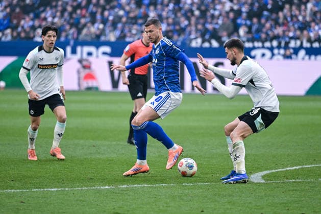 25 01 2026, Football, 2 Bundesliga, Season 2025 2026, Matchday 19, FC Schalke 04 1 FC Kaiserslautern, Edin Džeko Dzeko FC Schalke 04 with the heel xRHR PHOTO YYx Copyright: KROEGER RHR-FOTOx RHR-FOTO YY