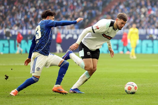25 01 2026, xrekx, Fußball 2 Bundesliga, FC Schalke 04 1 FC Kaiserslautern v l Soufiane El Faouzi FC Schalke 04 Atanas Chernev 1 FC Kaiserslautern Zweikampf, Aktion, action, battle for the ball DFL DFB REGULATIONS PROHIBIT ANY USE OF PHOTOGRAPHS as IMAGE SEQUENCES and or QUASI VIDEO Gelsenkirchen