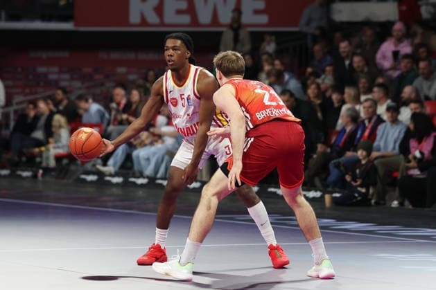 Marcus Carr Fitness First Wuerzburg Baskets, 05 with Justuz Hollatz FC Bayern Basketball, 21 , GER, FC Bayern Basketball vs Fitness First Wuerzburg Baskets, Basketball, easycredit Basketball Bundesliga, 17 Matchday, Season 2025 2026, 25 01 2026, GER, FC Bayern Basketball vs Fitness First Wuerzburg Baskets, Basketball, easycredit Basketball Bundesliga, 17 Matchday, Season 2025 2026, 25 01 2026 Munich Copyright: xEibner-Pressefoto JennixMaulx EP_JML