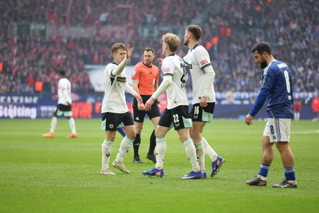 25 01 2026, xrekx, Fußball 2 Bundesliga, FC Schalke 04 1 FC Kaiserslautern v l Naatan Skyttä 1 FC Kaiserslautern Mika Haas 1 FC Kaiserslautern Atanas Chernev 1 FC Kaiserslautern Amin Younes FC Schalke 04 DFL DFB REGULATIONS PROHIBIT ANY USE OF PHOTOGRAPHS as IMAGE SEQUENCES and or QUASI VIDEO Gelsenkirchen