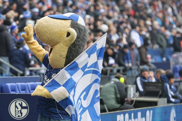 Erwin the mascot of FC Schalke 04 at the match of the 2 Bundesliga season 2025 26 FC Schalke 04 1 FC Kaiserslautern Copyright Thomas Pakusch