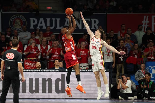 Isiaha Mike FC Bayern Basketball, 22 with Christian Skaladanowski Fitness First Wuerzburg Baskets, 19 , GER, FC Bayern Basketball vs Fitness First Wuerzburg Baskets, Basketball, easycredit Basketball Bundesliga, Matchday 17, Season 2025 2026, 25 01 2026, GER, FC Bayern Basketball vs Fitness First Wuerzburg Baskets, Basketball, easycredit Basketball Bundesliga, Matchday 17, Season 2025 2026, 25 01 2026 Munich Copyright: xEibner-Pressefoto JennixMaulx EP_JML