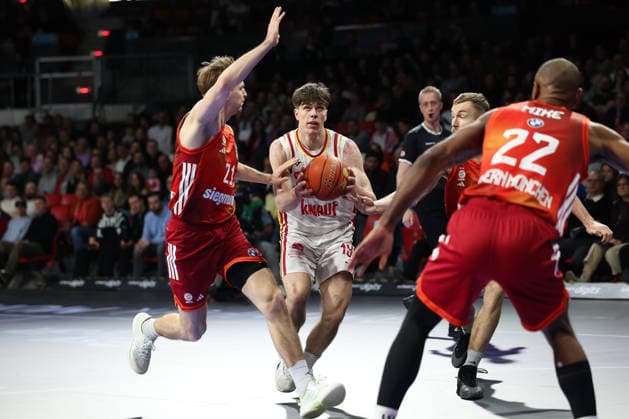 Christian Skaladanowski Fitness First Wuerzburg Baskets, 19 with Justuz Hollatz FC Bayern Basketball, 21 and Niels Giffey FC Bayern Basketball, 05 , with Isiaha Mike FC Bayern Basketball, 22 , GER, FC Bayern Basketball vs Fitness First Wuerzburg Baskets, Basketball, easycredit Basketball Bundesliga, 17 Matchday, Season 2025 2026, 25 01 2026, GER, FC Bayern Basketball vs Fitness First Wuerzburg Baskets, Basketball, easycredit Basketball Bundesliga, 17 Matchday, Season 2025 2026, 25 01 2026 Munich Copyright: xEibner-Pressefoto JennixMaulx EP_JML