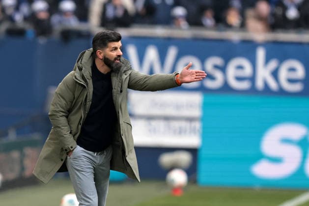 Head coach Miron Muslic FC Schalke 04 at the match of the 2 Bundesliga season 2025 26 FC Schalke 04 1 FC Kaiserslautern Copyright Thomas Pakusch