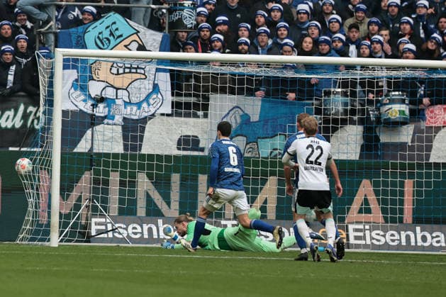 The goal to 0 1 by Ivan Prtajin 1 FC Kaiserslautern at the match of the 2 Bundesliga season 2025 26 FC Schalke 04 1 FC Kaiserslautern Copyright Thomas Pakusch