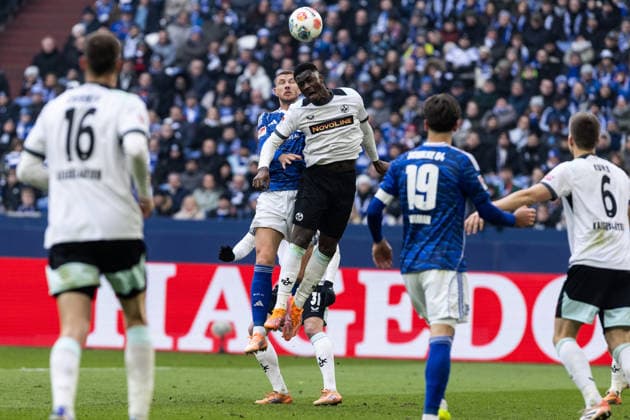 2 Fußball Bundesliga FC Schalke 04 1 FC Kaiserslautern 25 01 2026 Edin Dzeko FC Schalke 04, 10 , Maxwell Gyamfi 1 FC Kaiserslautern, 4 2 Fußball Bundesliga FC Schalke 04 1 FC Kaiserslautern Veltins Arena, Gelsenkirchen 25 01 2026 DFL regulations prohibit any use of photographs as image sequences and or quasi video Copyright: xBEAUTIFULxSPORTS Buriakovx