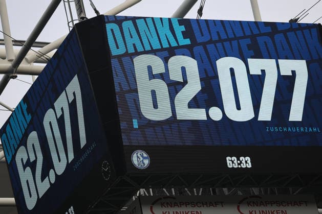 The video cube shows the number of spectators at the match of the 2 Bundesliga season 2025 26 FC Schalke 04 1 FC Kaiserslautern Copyright Thomas Pakusch