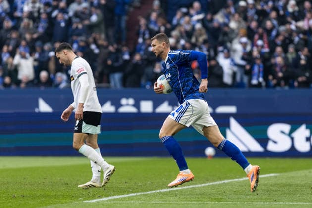 2 Soccer Bundesliga FC Schalke 04 1 FC Kaiserslautern 25 01 2026 Edin Dzeko FC Schalke 04, 10 with the goal, 1 2 2 Soccer Bundesliga FC Schalke 04 1 FC Kaiserslautern Veltins Arena, Gelsenkirchen 25 01 2026 DFL regulations prohibit any use of photographs as image sequences and or quasi video Copyright: xBEAUTIFULxSPORTS Buriakovx