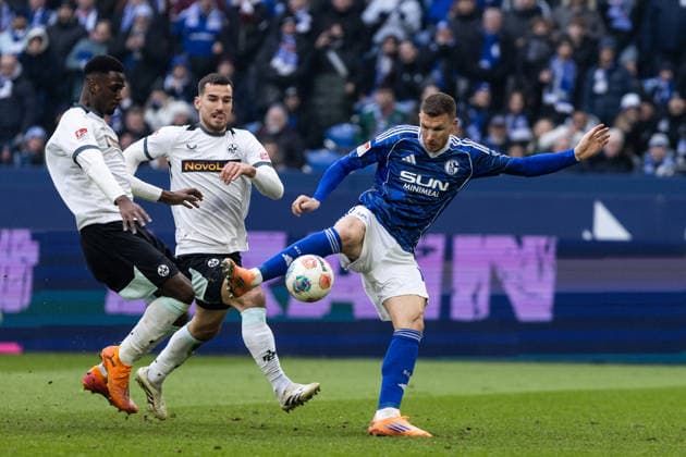 2 Soccer Bundesliga FC Schalke 04 1 FC Kaiserslautern 25 01 2026 Edin Dzeko FC Schalke 04, 10 with the goal, 1 2 2 Soccer Bundesliga FC Schalke 04 1 FC Kaiserslautern Veltins Arena, Gelsenkirchen 25 01 2026 DFL regulations prohibit any use of photographs as image sequences and or quasi video Copyright: xBEAUTIFULxSPORTS Buriakovx
