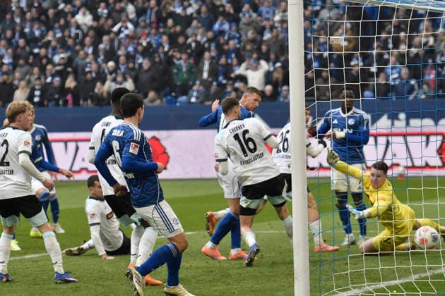 Kenan Karaman Schalke 19 scores the goal for 2 2 25 01 2026 Soccer FC Schalke 04 vs 1 FC Kaiserslautern, Veltins Arena, Gelsenkirchen, DFB DFL REGULATIONS PROHIBIT ANY USE OF PHOTOGRAPHS AS IMAGE SEQUENCES AND OR QUASI VIDEO Copyright: xpepphotox xSaschaxWeizx pep00321, pep_20260125_hm_37880