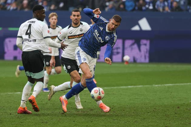 2 Bundesliga FC Schalke 04 1 FC Kaiserslautern on 25 01 2026 at the Veltins Arena in Schalke Edin Dzeko Schalke 10 scores the goal to make it 1 - 2 MH