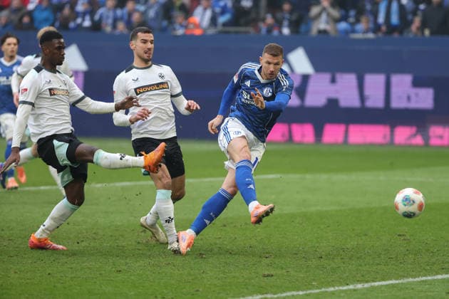 2 Bundesliga FC Schalke 04 1 FC Kaiserslautern on 25 01 2026 at the Veltins Arena in Schalke Edin Dzeko Schalke 10 scores the goal to make it 1 - 2 MH