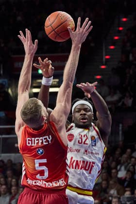 German Basketball Bundesliga BBL , FC Bayern Munich Basketball vs Fitness First Würzburg Baskets, Munich FC Bayern Basketball, Würzburg Baskets Fitness First, Würzburg Baskets, 2026 01 25 in Munich SAP Garden THOMPSON Charles Fitness First Würzburg Baskets Center C Nr 32 WUE32 , GIFFEY Niels FC Bayern Basketball SF Nr5 FCBB5 sportworld Munich SAP Garden Bayern Germany