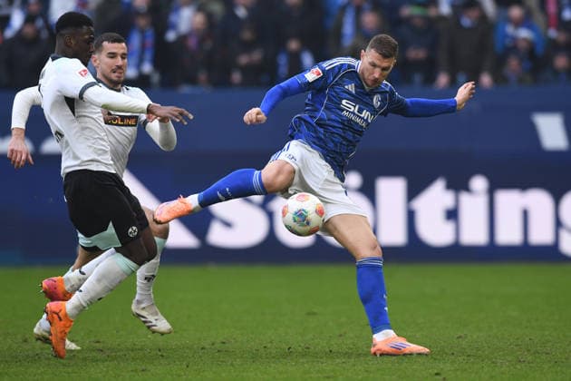 Soccer 2 Bundesliga 19 Matchday FC Schalke 04 1 FC Kaiserslautern on 25 01 2026 at the Veltins Arena in Gelsenkirchen Goal shot for 1 2 by Edin Dzeko Schalke DFL regulations prohibit any use of photographs as image sequences and or quasi video xRx
