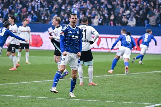 25 01 2026, Football, 2 Bundesliga, Season 2025 2026, Matchday 19, FC Schalke 04 1 FC Kaiserslautern, Ron Schallenberg FC Schalke 04 is happy about the 2 2 xRHR PHOTO YYx Copyright: KROEGER RHR-FOTOx RHR-FOTO YY