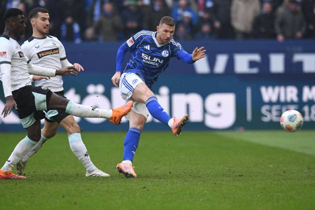 Soccer 2 Bundesliga 19 Matchday FC Schalke 04 1 FC Kaiserslautern on 25 01 2026 at the Veltins Arena in Gelsenkirchen Goal shot for 1 2 by Edin Dzeko Schalke DFL regulations prohibit any use of photographs as image sequences and or quasi video xRx
