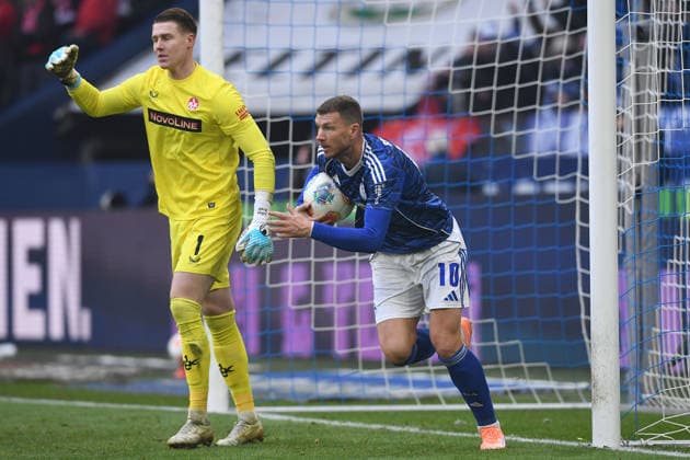 Soccer 2 Bundesliga 19 Matchday FC Schalke 04 1 FC Kaiserslautern on 25 01 2026 at the Veltins Arena in Gelsenkirchen Goal celebration for 1 2 by Edin Dzeko Schalke DFL regulations prohibit any use of photographs as image sequences and or quasi video xRx
