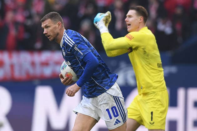 Soccer 2 Bundesliga 19 Matchday FC Schalke 04 1 FC Kaiserslautern on 25 01 2026 at the Veltins Arena in Gelsenkirchen Goal celebration for 1 2 by Edin Dzeko Schalke DFL regulations prohibit any use of photographs as image sequences and or quasi video xRx