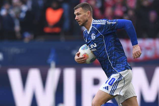 Soccer 2 Bundesliga 19 Matchday FC Schalke 04 1 FC Kaiserslautern on 25 01 2026 at the Veltins Arena in Gelsenkirchen Goal celebration for 1 2 by Edin Dzeko Schalke DFL regulations prohibit any use of photographs as image sequences and or quasi video xRx