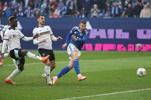 2 Bundesliga FC Schalke 04 1 FC Kaiserslautern on 25 01 2026 at the Veltins Arena in Schalke Edin Dzeko Schalke 10 scores the goal to make it 1 - 2 MH