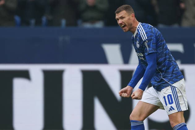 2 Bundesliga FC Schalke 04 1 FC Kaiserslautern on 25 01 2026 at the Veltins Arena in Schalke Edin Dzeko Schalke 10 cheers MH