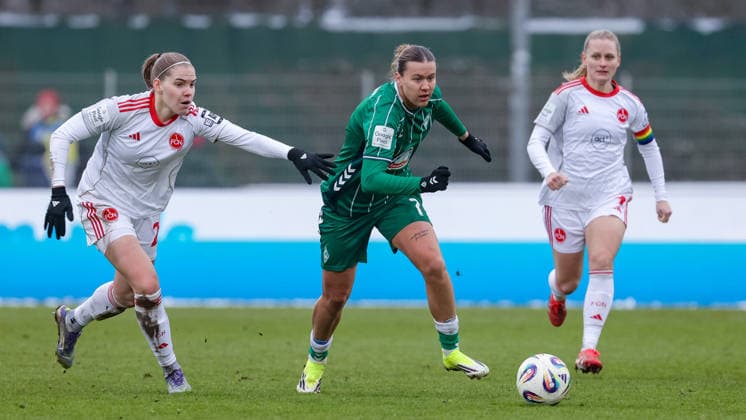 from left Beatrix Fördös 1 FC Nürnberg, 27 and Larissa Mühlhaus SV Werder Bremen, 7 in duel, duel, dynamics, action, action, game scene, THE DFB GUIDELINES PROHIBIT ANY USE OF PHOTOGRAPHS AS IMAGE SEQUENCES AND OR QUASI VIDEO DFB REGULATIONS PROHIBIT ANY USE OF PHOTOGRAPHS AS IMAGE SEQUENCES AND OR QUASI VIDEO , 25 01 2026, , Football, Google Pixel Womens Bundesliga, SV Werder Bremen 1 FC Nürnberg xobx