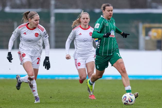 from left Beatrix Fördös 1 FC Nürnberg, 27 and Larissa Mühlhaus SV Werder Bremen, 7 in duel, duel, dynamics, action, action, game scene, THE DFB GUIDELINES PROHIBIT ANY USE OF PHOTOGRAPHS AS IMAGE SEQUENCES AND OR QUASI VIDEO DFB REGULATIONS PROHIBIT ANY USE OF PHOTOGRAPHS AS IMAGE SEQUENCES AND OR QUASI VIDEO , 25 01 2026, , Football, Google Pixel Womens Bundesliga, SV Werder Bremen 1 FC Nürnberg xobx