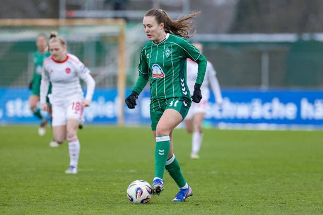 Mara Alber SV Werder Bremen, 37 on the ball, single image, full body, action, action, match scene, THE DFB REGULATIONS PROHIBIT ANY USE OF PHOTOGRAPHS AS IMAGE SEQUENCES AND OR QUASI VIDEO , 25 01 2026, , Football, Google Pixel Womens Bundesliga, SV Werder Bremen 1 FC Nürnberg xobx
